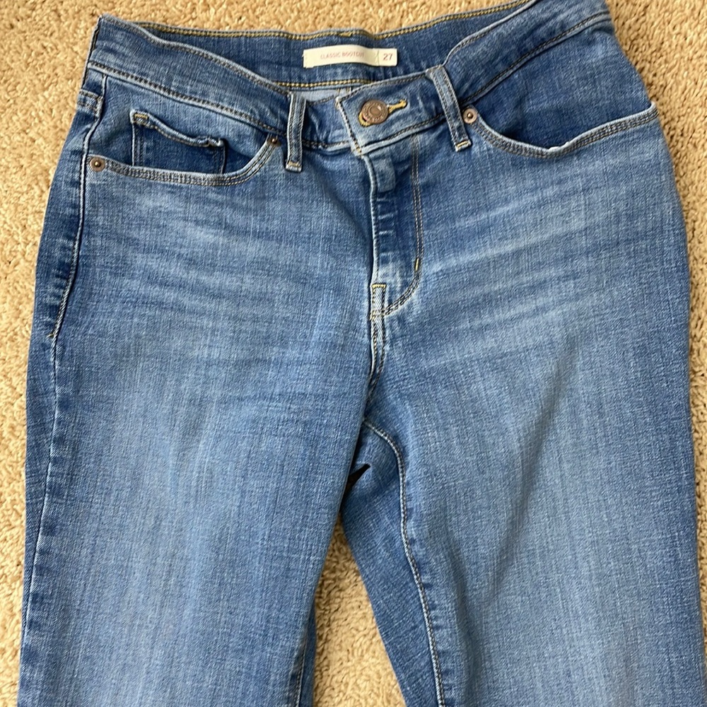 EUC-Levi’s Classic Boot Cut. Size 27”waist and 32” length. Excellent condition.